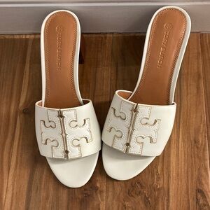 Classic middle heels sandals